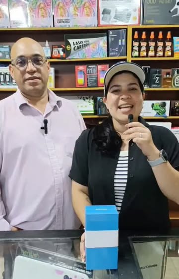 Equipo Servilacolina en el local del Centro Comercial La Colina